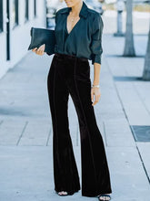 Lange Hose mit hohem Bund und ausgestelltem Bein aus Samt